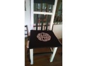 última silla de madera, pintada con los colo