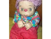 Vendo muñeca antigua de trapo y plástico tamaño bebé