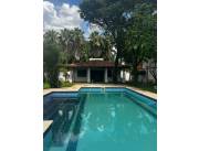 BO MCAL. ESTIGARRIBIA: IMPORTANTE RESIDENCIA, 6 DORMIT, HERMOSO JARDÍN, PISCINA, ALARMA.