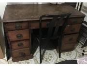 Vendo escritorio antiguo con seis gavetas y una alargada y sillon