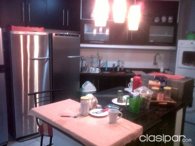 VENDO HERMOSA RESIDENCIA A 3 CUADRAS DE LA AVENIDA PERON — foto 2