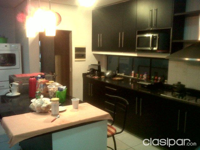 VENDO HERMOSA RESIDENCIA A 3 CUADRAS DE LA AVENIDA PERON — foto 3