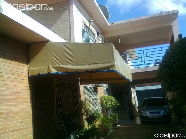 VENDO AMPLIA CASA EN ZONA COMERCIAL..! NEGOCIABLERECIBO TERRENO ZONA CDE — foto 2