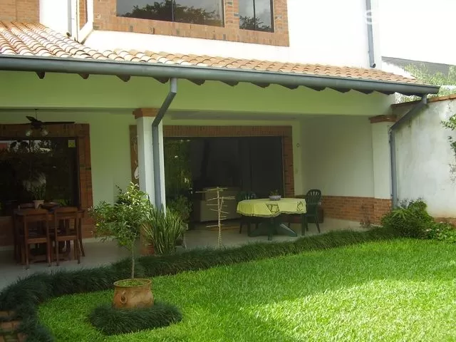 FDO. CASA CASI NUEVA A DOS CUADRAS DE MCAL. LOPEZ — foto 2