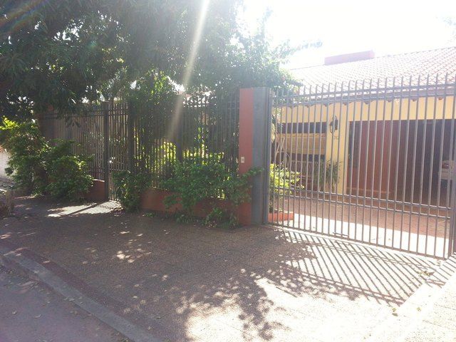 CASA DE 2 PISOS-13X36- 5 DORMITORIOS-SALA COMEDOR-COCINA-LAVADERO-CORREDOR-QUINCHO-PISCINA-GARAGE- A SOLO 820.000.000GS - r VEHICULO- — foto 2