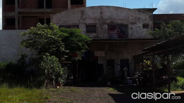 EN ENCARNACIÓN NUEVO CIRCUITO COMERCIAL VENDO TERRENO CON UN TINGLADO CERRADO. — foto 2