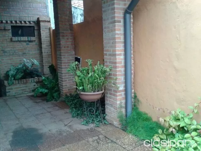 Vendo hermosa casa de dos plantas en Villa morra a 3 cuadras de mariscal López zona súper residencial — foto 2