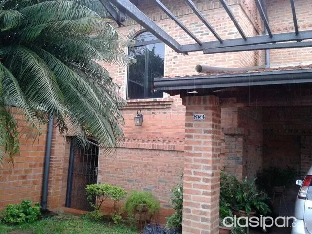 Vendo hermosa casa de dos plantas en Villa morra a 3 cuadras de mariscal López zona súper residencial — foto 3