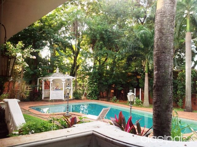 Residencia Distinguida. Acceso por 2 calles. Cancha de Tenis. Piscina — foto 2