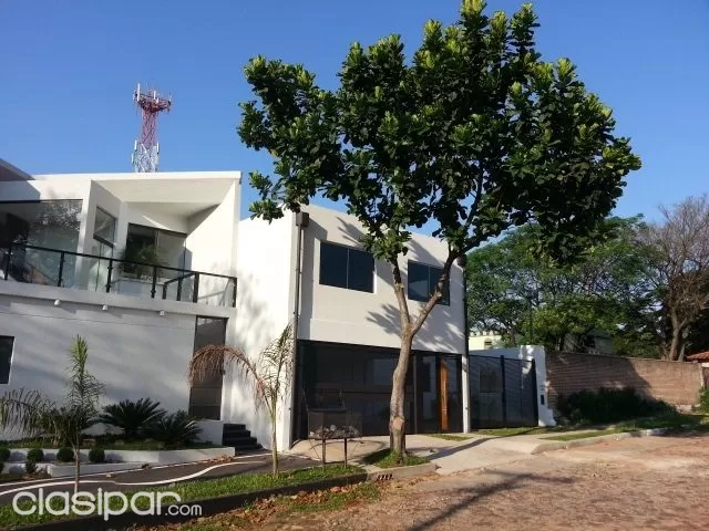 Vendo Fina Residencia Minimalista!!! a 100 mts de la Avda Perón — foto 2