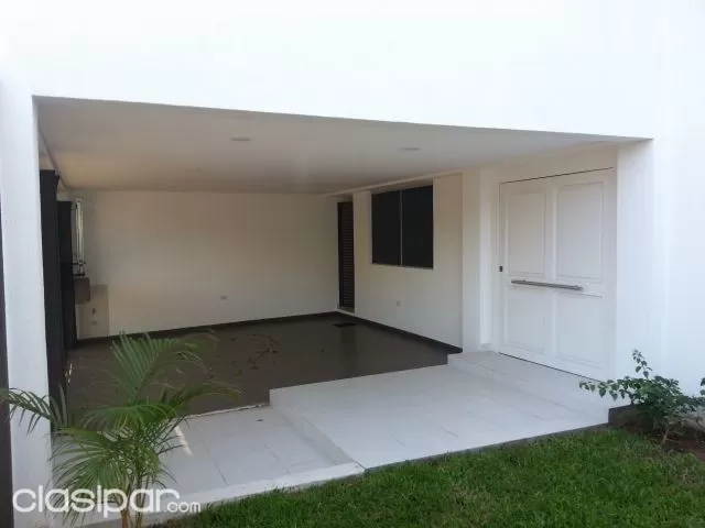 Vendo Fina Residencia Minimalista!!! a 100 mts de la Avda Perón — foto 3