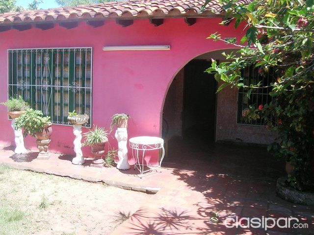 URGENTE VENDO UNA CASA!!!EN EL CENTRO DE ATYRÁ!!! — foto 2