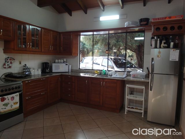 PROPIETARIO VENDE CASA EN FERNANDO DE LA MORA Z. SUR TOTALMENTE AMURALLADA CON PILETA! — foto 2