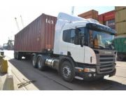 Empresa Transportadora con Camiones porta contenedores...