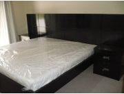 ROKA MUEBLES FABRICA ESTE JUEGO DE DORMITORIO... CABECERA NEGRA CON MESITAS!!