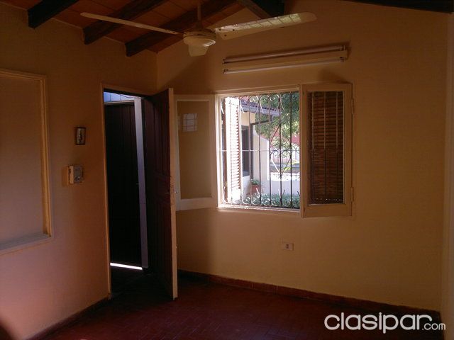 Doy en alquiler una pieza, con ventilador de techo, Tigo Tv, placard, baño privado y entrada independiente — foto 3