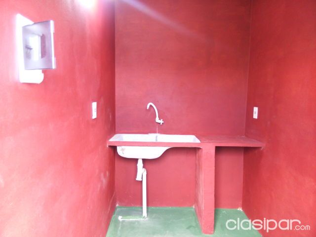 Departamento de un ambiente con un baño y una cocina pequeña — foto 2