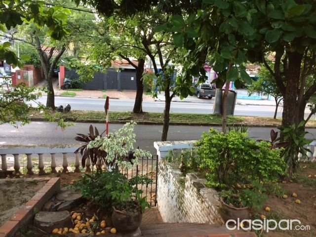 Casa sobre Avda Brasilia! Buena ubicación! Para inversión. — foto 2