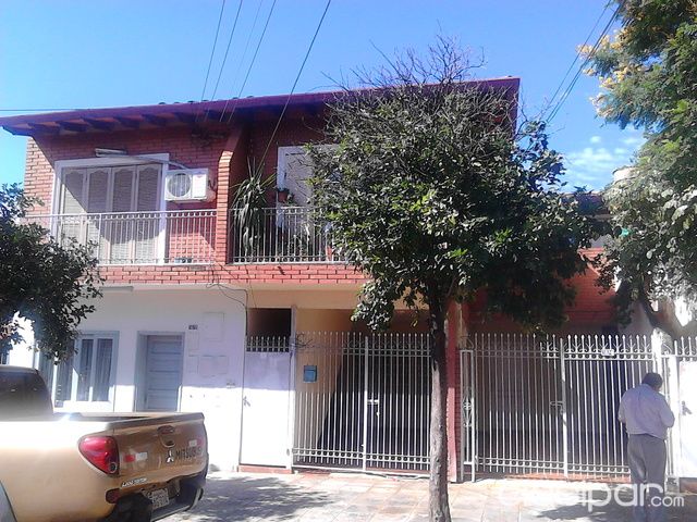 VENDO HERMOSA RESIDENCIA CON 4 DEPTOS. ZONA NAZARET — foto 3