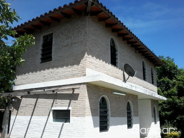 Vendo casa de dos pisos en Aregua, a 1 km del centro, a cuadras del Cerro Coi — foto 2