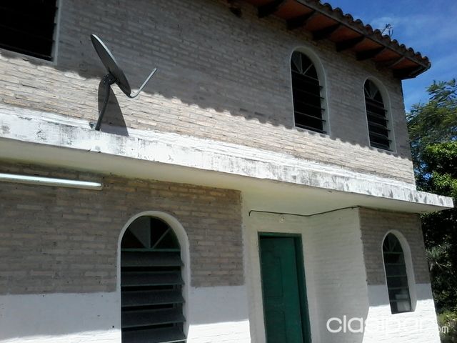 Vendo casa de dos pisos en Aregua, a 1 km del centro, a cuadras del Cerro Coi — foto 3