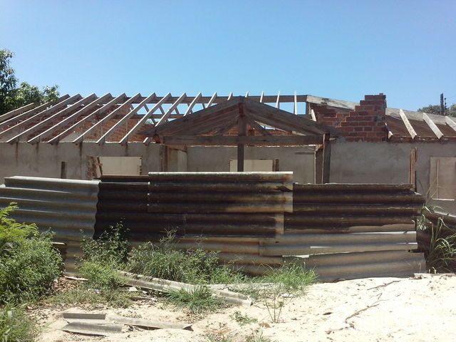 Terreno en esquina con construccion — foto 3