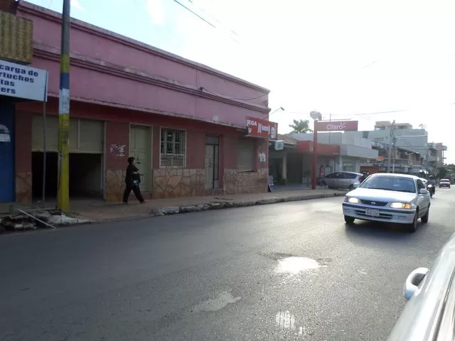 LUQUE -CASA CENTRO.FRENTE A LA PLAZA MCAL LOPEZ PEGADO A ITAU BANCO — foto 3