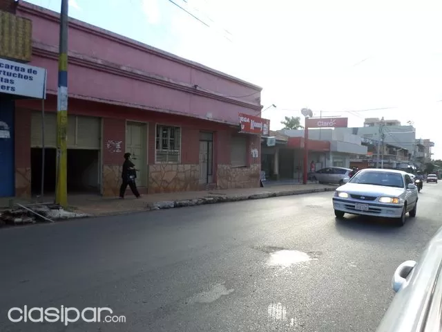 LUQUE- ZONA PRIVILEGIADA--CASA SOBRE LA CALLE GENERAL AQUINO,FRENTE A LA PLAZA MCAL.LOPEZ,PEGADO AL LOCAL NUEVO DEL BANCO ITAU — foto 2