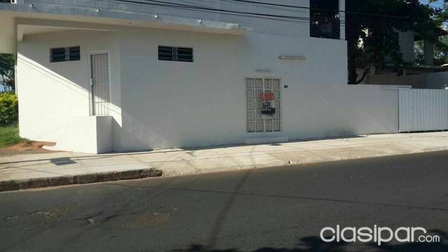 Alquilo casa para salón o oficina sobre médico de chaco y guaraníes muy buena ubicación tiene 3 habitaciones salón star patio quincho con 4 baños — foto 2
