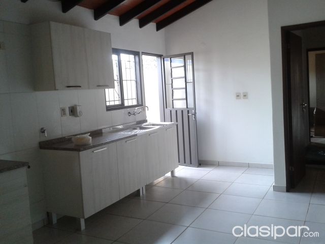 ALQUILO CASA RECIEN REMODELADA A ESTRENAR. ZONA CIT, COLEGIO TRINITY, LUQUE. — foto 3