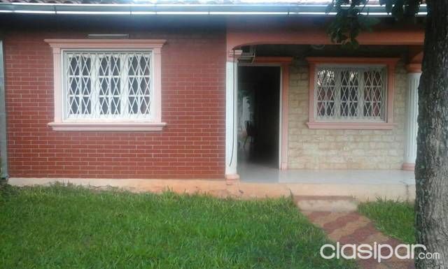 Vendo una casa camino Luque Aregua a 4 cuadras de la ruta con 2 dormitorios una sala una cocina con comedor un baño una galería totalmente amoblado y un quincho y muralla con portón automático — foto 2