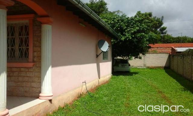 Vendo una casa camino Luque Aregua a 4 cuadras de la ruta con 2 dormitorios una sala una cocina con comedor un baño una galería totalmente amoblado y un quincho y muralla con portón automático — foto 3