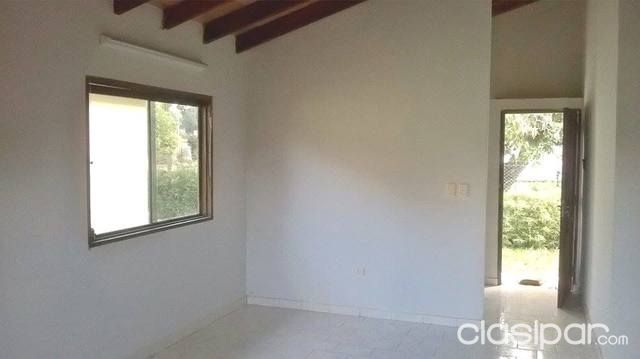 vendo hermosa casa a estrenar camino luque limpio, a 50mtrs del asfalto recibo vehiculo como parte de pago — foto 3