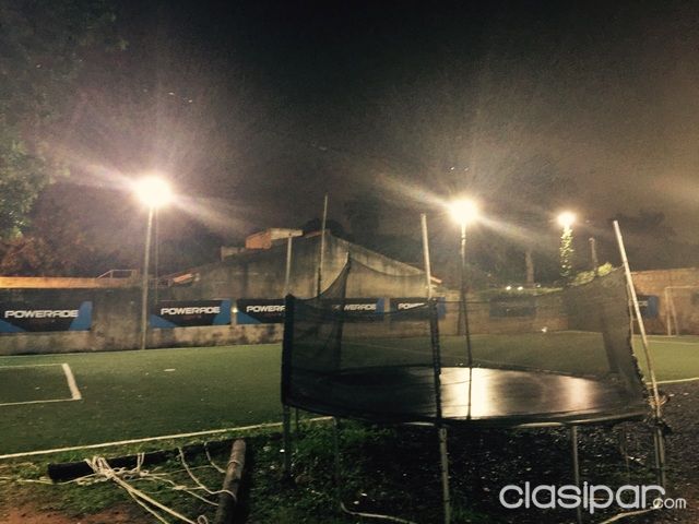 Hermosa lomiteria con césped sintetico y juegos varios — foto 3