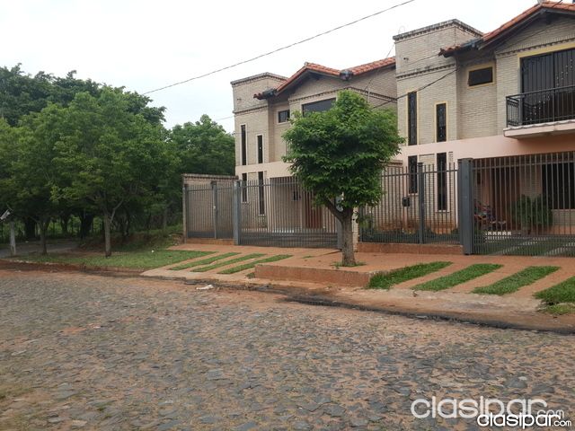 TERRENO EN ESQ! AL LADO DE DOS DUPLEX CONSTRUIDOS EN BARRIO HIPODROMO, HERMOSA ESQUINA ASFALTADA, A 4 CUADRAS DE RCA. ARGENTINA, — foto 2