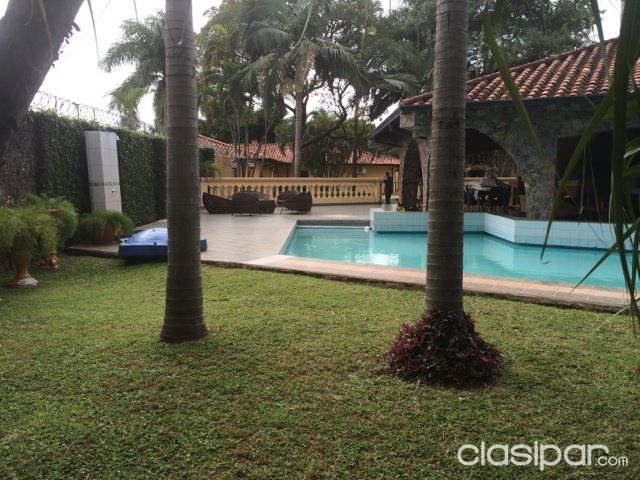 Bº Mburucuyá Alquilo residencia, terreno 2000 m2. — foto 2