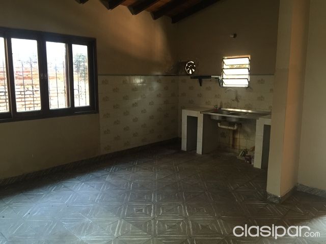 ALQUILO AMPLIA CASA DE TRES DORMITORIOS EN MBURUKUJA!! 2.500.000.!! — foto 2