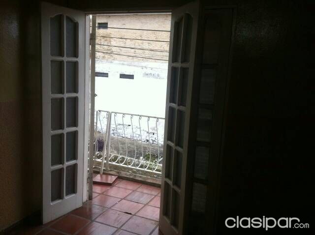 Alquilo departamento con dos habitaciones, baño,área de servicio,con salida al balcón, entrada y salida independiente. — foto 3