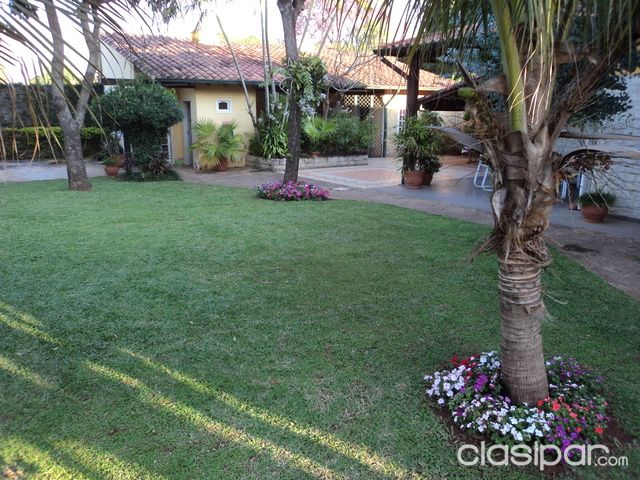HERMOSA CASA EN ESQUINA - ZONA JOCKEY CLUB PYO!! — foto 2