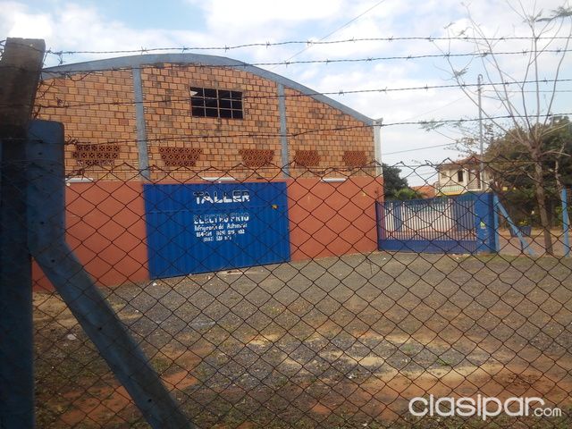 Residencia y Tinglado juntos en esquina Centrica de VILLA ELISA. — foto 2