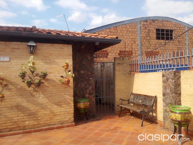 Residencia y Tinglado juntos en esquina Centrica de VILLA ELISA. — foto 3
