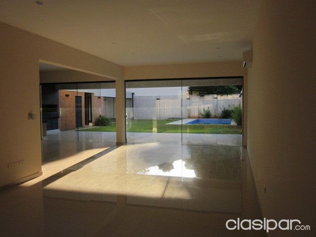 EN MBURUCUYA, VENDO CASA LUJOSA Y MUY FINA, ESTILO MINIMALISTA A ESTRENAR — foto 3