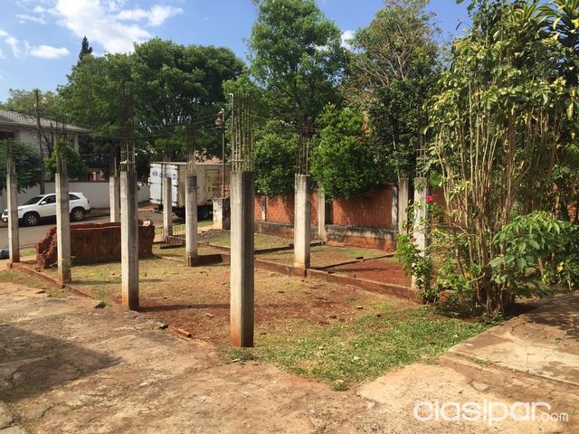 VENDO CASA CON PROYECTO DE EDIFICIO EN LA PARTE FRONTAL ZONA IPS ENCARNACION — foto 2