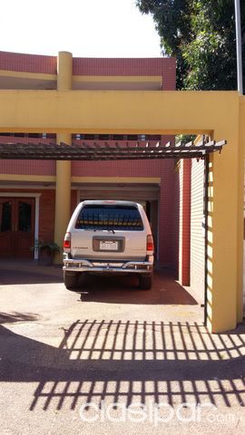 VENDO LUJOSA RESIDENCIA DE DOS PLANTAS CON PISCINA EN LAMBARE — foto 2