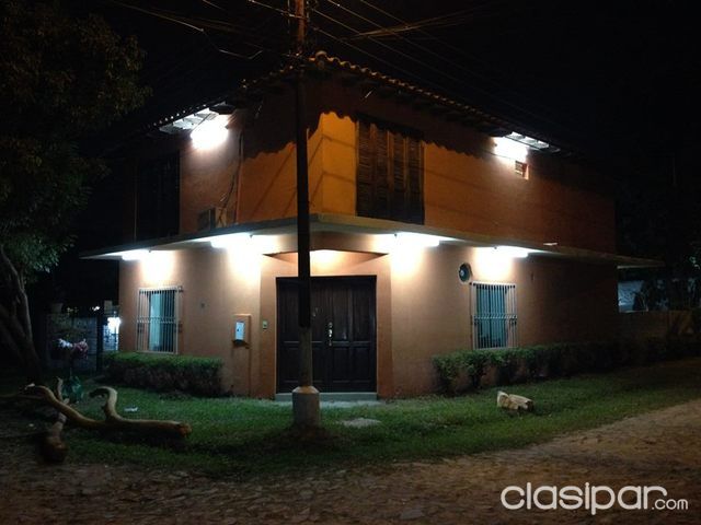 VENDO CASA DE 2 PLANTAS EN MARIANO ROQUE ALONSO. — foto 2