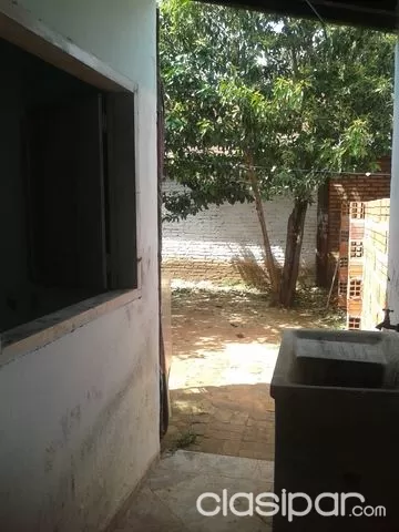 VENDO CASA EN LUQUE... 12 METROS DE FRENTE POR 30 DE LARGO — foto 2