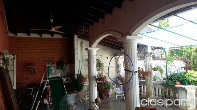 VENDO HERMOSA CASA EN BARRIO MCAL. ESTIGARRIBIA DE 500M2 CON PISCINA A PRECIO DE TERRENO SOBRE ASFALTO — foto 2