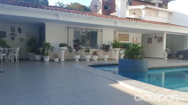 HERMOSA RESIDENCIA DE ESTILO DE 4 DORMITORIOS EN SUITE SOBRE LA AVENIDA MCAL.LOPEZ A PASOS DE GRAL.SANTOS — foto 2