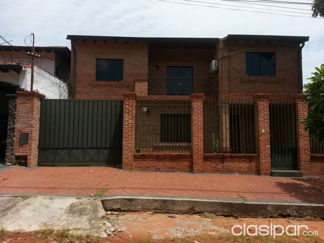 VENDO CASA DE 2 PLANTAS EN BARRIO KENNEDY-LAMBARE — foto 2