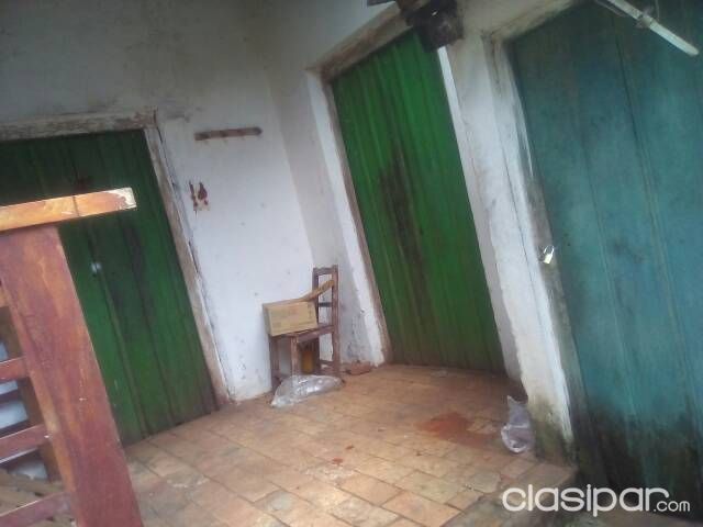 Vendo casa construcción antigua en el centro mismo de la Ciudad de Yaguaron al lado de la Comisaría local a 30metros del asfalto ruta1 dimensión del terreno 14x43 — foto 2